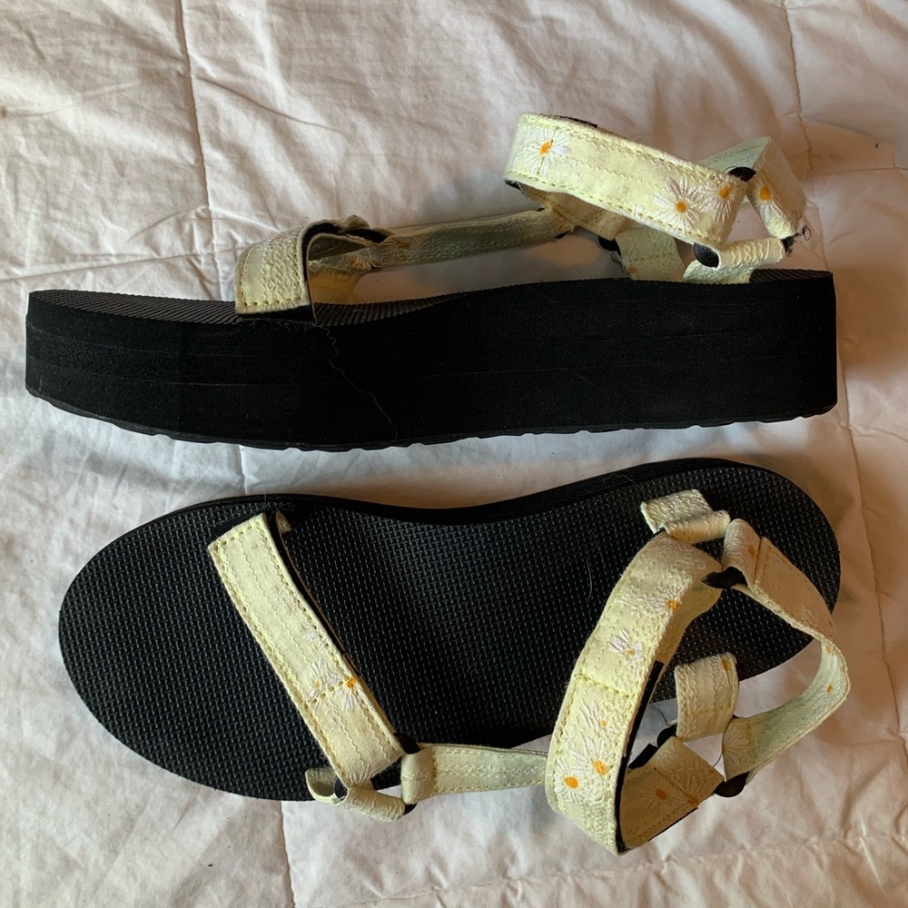 Teva Women’s Flatform Sandals- Yellow and White Daisy